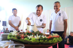 Jelang Millenial Road Safety Festival, Wakapolda Jatim Potong Tumpeng di Jembatan Suramadu. 