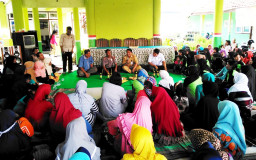 Kapolsek Klabang Yang Baru Hadir dan Perkenalkan Diri, Saat Ratusan Penerima Bantuan PKH Dapat Sosialisasi dan Edukasi.