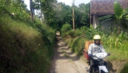 Puluhan Tahun Tak Tersentuh Pembangunan, Kades Lanas Minta Pemkab Bangun Jalan Utama Desa Menuju Lumutan.