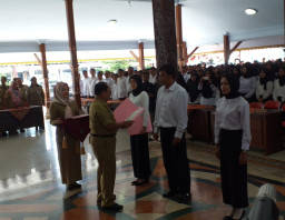 Bupati Blitar Serahkan SK Pengangkatan 440 CPNS