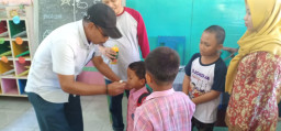 Manager Kebun Kalikempit Beri Asupan Multivitamin Gratis Pada Murid TK Widowati, Saat Baksos.