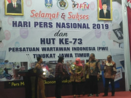 Ubed Wartawan Foto Media Cetak Pasuruan, Terima Anugrah PWI Jatim Award