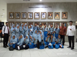 Atasi Kejenuhan Siswa, SMP Muhamadiyah 3 Outing Class ke Museum Surabaya.