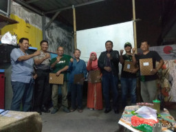 Kapolsek Sawahan Beri Penghargaan Pada Tokoh Masyarakat dan Bonek, Saat Nobar Debat Capres.