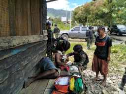 Pamrawan Yonif 514 Raider Kostrad, Bantu Pengobatan Gratis Korban Banjir Puncak Jaya. Papua.