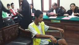 Dengan Duduk di Kursi Roda, Terdakwa Narkoba ini Divonis 6 Tahun 10 Bulan.