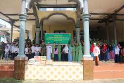 Ketua Persit Yonif Raider 514 Kostrad, Santuni Santri Ponpes Nurul Yakin.