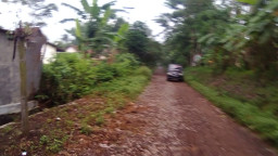 Puluhan Tahun Jalan Antar Desa Jurangsapi-Bendoarum, Tak di Aspal.