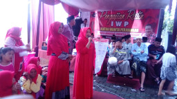Ratusan Anggota IWP, Merahkan Rumah Andi Hermanto. 