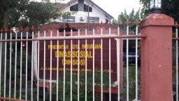 Ditetapkan Sebagai Tersangka Oleh Polda Jatim, Nila Hanya Absen di Kantor Dinsos.