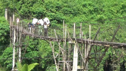 Pahlawan Pemilu Bondowoso, Lewati Jembatan Bambu Setinggi Puluhan Meter.