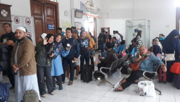 Penumpang Kereta Api, Terlantar 4 Jam di Stasiun Pasuruan.