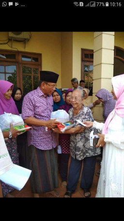Peduli Sesama, Kyai Kampung Asal Tebel Sidoarjo Bagikan 150 Zakat Mal Pada 150 Kaum Dhuafa.