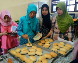 Momen Ramadhan, Diskoperindag Bondowoso Gelar Pelatihan Pembuatan Aneka Kue.