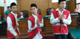 3 Terdakwa Narkoba Ini Tersenyum Lebar, Saat Mereka Divonis Ringan.