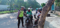 Antisipasi Kecelakaan, Ini Yang Dilakukan Polsek Simokerto.