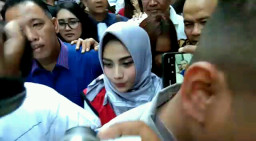 Sidang Perkara ITE Prostitusi Online, Vanessa Terlihat Cantik Dengan Berhijab.