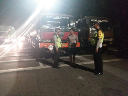 Kanit Lantas Polsek Tandes AKP Didik Sulistyo SH. Beri Teguran Pada Truck Yang Parkir Sembarangan. 