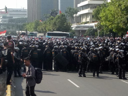 Lempar Polisi Dengan Petasan, Pendemo Bertahan Hingga Saat Ini.