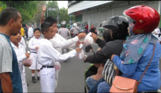 Jalin Teloransi, Siswa SD Katholik Bondowoso Berbagi Takjil di Jalan Raya.