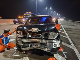 Tidak Hati-Hati, Pengemudi Nisaan Navara Tabrak Pembatas Tol Guardrail.
