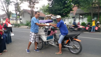 Alumni Tahun 1992 SMP 3 Bondowoso, Kembali Berbagi Takjil di Bulan Ramadhan. 