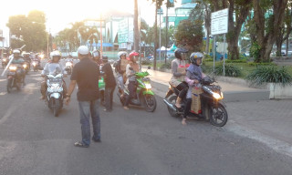 "Insan Pers Berbagi" Awak Media Banyuwangi Berbagi Takjil di Jl. Sritanjung.