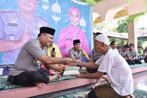 Kapolres Pasuruan Kota, Pimpin Langsung Pengumpulan dan Pembagian Zakat Fitrah Anggotanya.