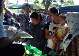 Cegah Spekulan Harga Bermain Jelang Lebaran, Diskoperindag Dan Bulog Gelar Operasi Pasar Murah.