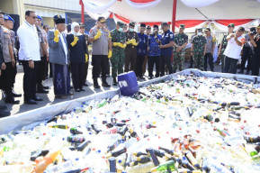 3.393 Botol Miras Hasil Operasi Pekat, Dimusnahkan Polda Jatim.