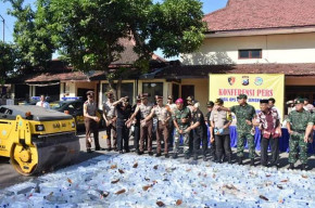 Kapolres Pasuruan Kota Musnahkan 2150 Botol Minuman Keras, Usai Gelar Apel Siaga Ketupat Semeru 2019.