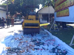 Jelang Lebaran, Polres Bondowoso Musnahkan 800 Lebih Botol Miras Oplosan.