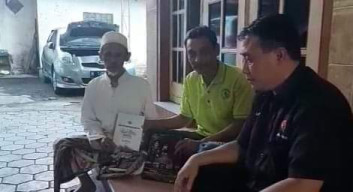 Kasat Intel dan Kasubag Humas Polres Pasuruan Kota, Sambangi Kyai Nawawi Sidogiri.