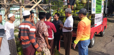 Jawab Keresahan Emak-Emak, Diskoperindag Bondowoso dan Distributor Operasi Pasar Ribuan Tabung LPG Kg ke Desa-Desa.