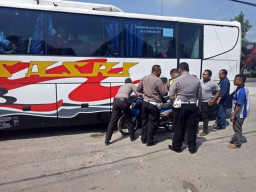 Bus Akas Asri Senggol Sepeda Motor, Akibatnya 2 Orang Luka-Luka