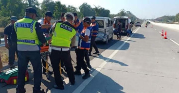 Ban Belakang Meletus, Grand Max Alami Kecelakaan Tunggal Di Tol Pasuruan-Probolinggo.