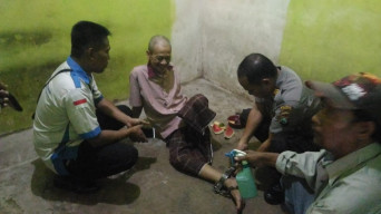 Dipasung Karena Gangguan Jiwa, Cipto W Dibebaskan dan Dibawa ke RSJ Menur Oleh Kapolsek dan Plt Camat Grati. 