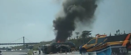 Srempetan Truck VS Inova di KM. 70 Tol Pandaan-Malang, 5 Warga Gresik Alami Luka-Luka.