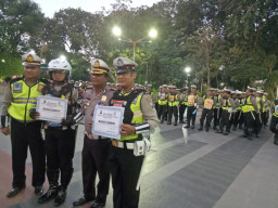 Berprestasi, 2 Anggota Lantas Dapat Hadiah Umroh Gratis.