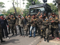 Di Sidang Perdana Gus Nur, FPI dan Banser Penuhi Halaman Pengadilan Negeri Surabaya.