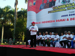 Ribuan Warga dan Forkopimda Bondowoso Gelar Deklarasi Anti Kerusuhan, Dikemas Dalam Olah Raga JJS.