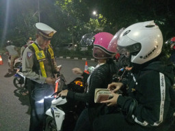 Antisipasi Balap Liar dan Knalpot Brong, Satlantas Polrestabes Surabaya Sekat Jl. A. H. Yani.