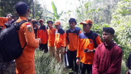 Cuaca Gelap dan Medan Curam, Basarnas Hentikan Sementara Pencarian Pendaki Yang Hilang di Gunung Piramid. 