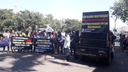 Duduki Pendopo Bupati, LSM AMCD Desak Bupati Pasuruan Tindak Tegas Tambang Ilegal. 