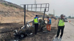 Tabrak Papan Reklame, Sedan Ini Terbakar dan Pengemudinya Tewas di Tempat.