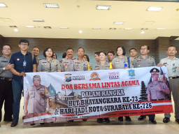 Sambut HUT Bhayangkara ke 73 dan HUT Kota Surabaya ke 726, Kasat Lantas Surabaya Bersama Jemaah Gereja Bethani Doa Bersama Untuk Surabaya Damai.