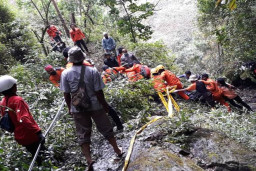 Meski Medan Sulit, Akhirnya Tim Sar Berhasil Evakuasi Jasad Thoriq di Gunung Piramid.