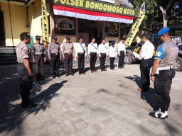 Pimpin Apel Pagi, Kanit Intel Polsek Bondowoso Kota Ajak Anggota Tingkatkan Disiplin.