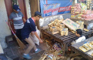 Kadis Koperindag Bondowoso, Ajak Staf Bersih-Bersih Pasar Dadapan.