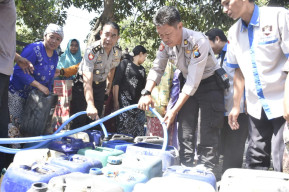 Polres Pasuruan Kota, Bagikan Air Bersih Pada Warga Karanglo.